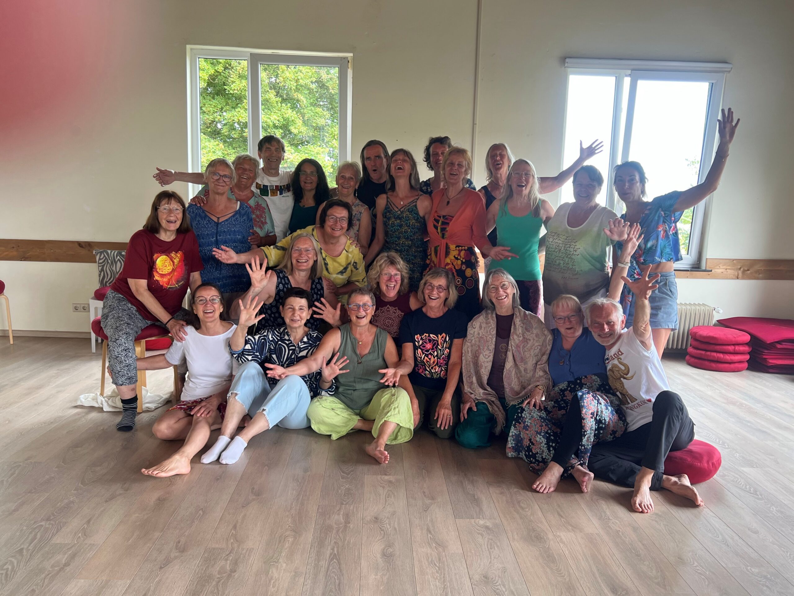 Biodanza vakantie aan zee in Cadzand – vrolijke groepsfoto van de deelnemers in de danszaal